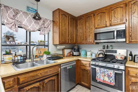 Kitchen - 19720 Kid Pl, Tehachapi, CA 93561 photo 3 of 4