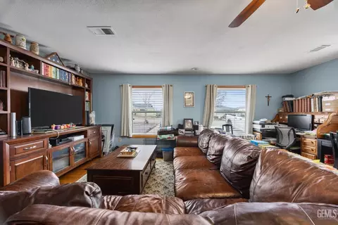 Living - 19720 Kid Pl, Tehachapi, CA 93561 photo 1 of 1
