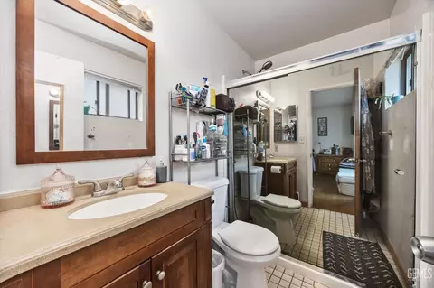 Bath - 19720 Kid Pl, Tehachapi, CA 93561 photo 2 of 2