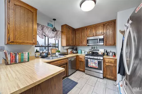 Kitchen - 19720 Kid Pl, Tehachapi, CA 93561 photo 1 of 4