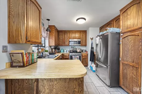 Kitchen - 19720 Kid Pl, Tehachapi, CA 93561 photo 2 of 4