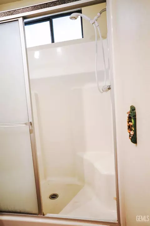 Bath - 28881 Shannon Ct #8, Tehachapi, CA 93561 photo 4 of 4