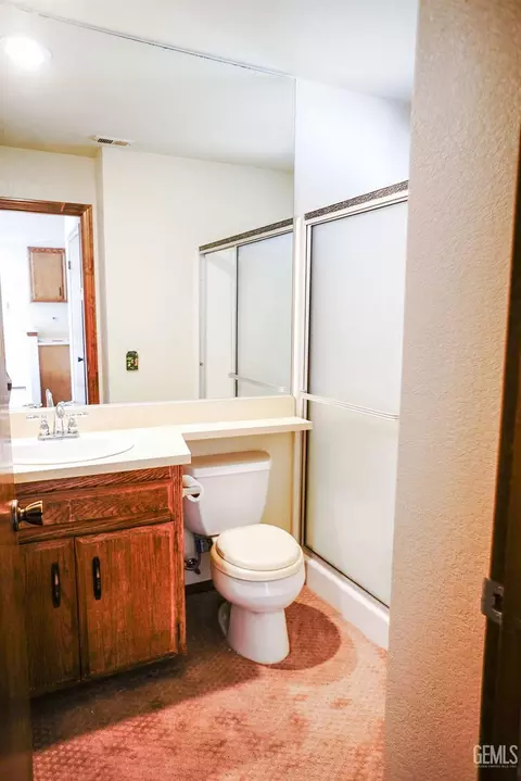 Bath - 28881 Shannon Ct #8, Tehachapi, CA 93561 photo 3 of 4