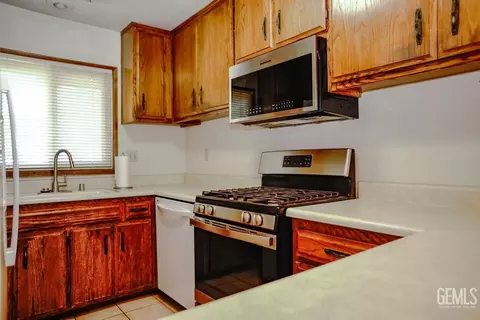 Kitchen - 28881 Shannon Ct #8, Tehachapi, CA 93561 photo 3 of 3
