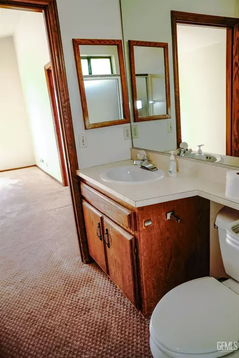 Bath - 28881 Shannon Ct #8, Tehachapi, CA 93561 photo 2 of 4