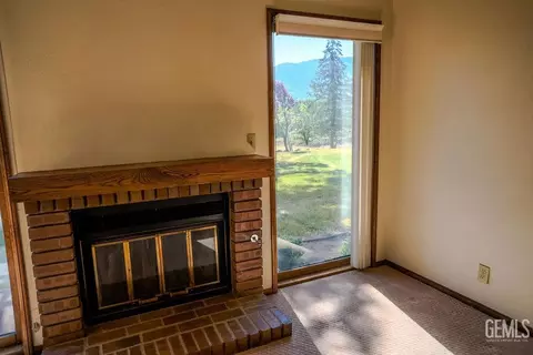 Living - 28881 Shannon Ct #8, Tehachapi, CA 93561 photo 3 of 3