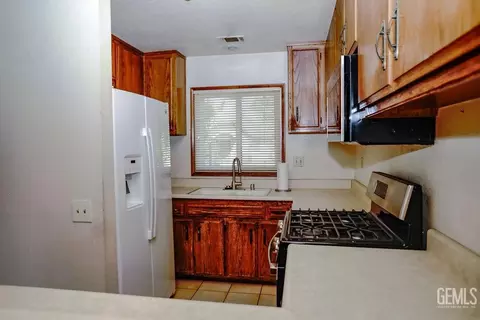 Kitchen - 28881 Shannon Ct #8, Tehachapi, CA 93561 photo 1 of 3
