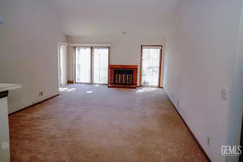 Living - 28881 Shannon Ct #8, Tehachapi, CA 93561 photo 1 of 3