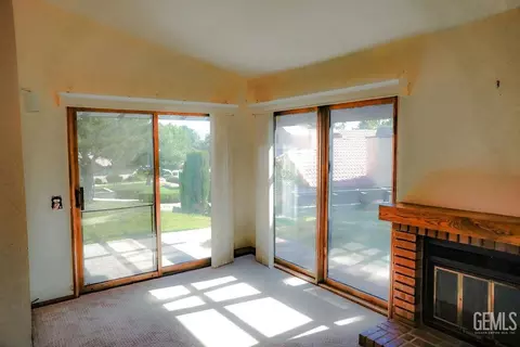 Living - 28881 Shannon Ct #8, Tehachapi, CA 93561 photo 2 of 3