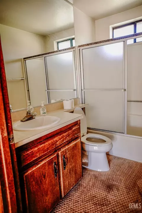 Bath - 28881 Shannon Ct #8, Tehachapi, CA 93561 photo 1 of 4