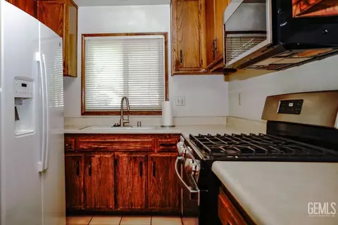 Kitchen - 28881 Shannon Ct #8, Tehachapi, CA 93561 photo 2 of 3