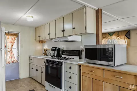 Kitchen - 14 Jordan Rd, Bodfish, CA 93205 photo 2 of 2
