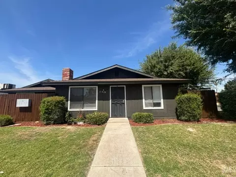 2824 N Half Moon Dr, Bakersfield, CA 93309
