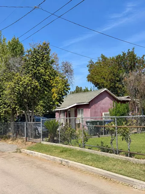 676 School Ave, Earlimart, CA 93219