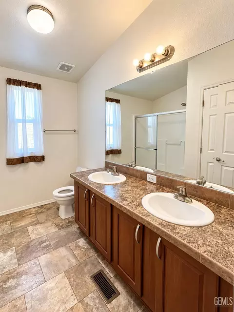 Bath - 4501 King Arthur Ct, Bakersfield, CA 93301 photo 1 of 4