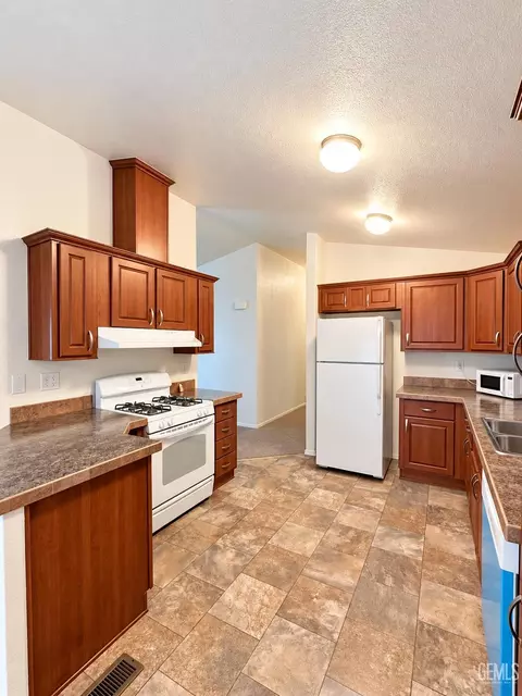 Kitchen - 4501 King Arthur Ct, Bakersfield, CA 93301 photo 1 of 2