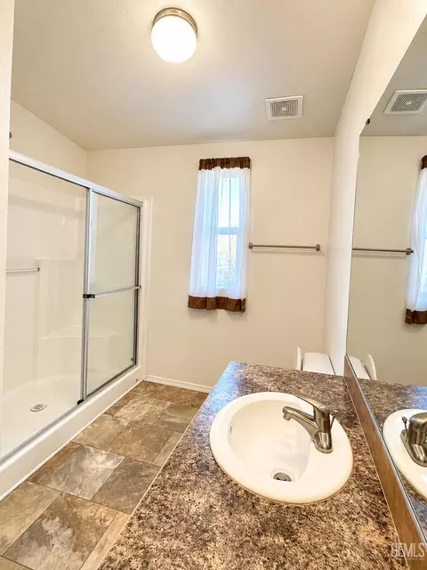 Bath - 4501 King Arthur Ct, Bakersfield, CA 93301 photo 2 of 4