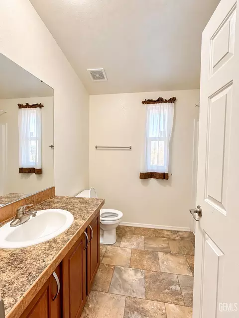 Bath - 4501 King Arthur Ct, Bakersfield, CA 93301 photo 3 of 4