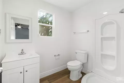 Bath - 19715 Guthrie Dr, Strathmore, CA 93267 photo 2 of 2