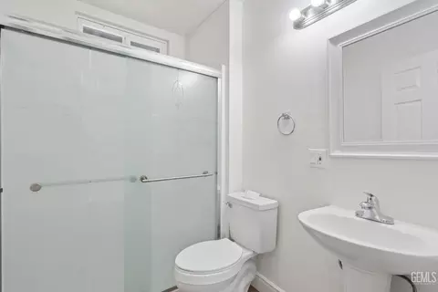 Bath - 19715 Guthrie Dr, Strathmore, CA 93267 photo 1 of 2