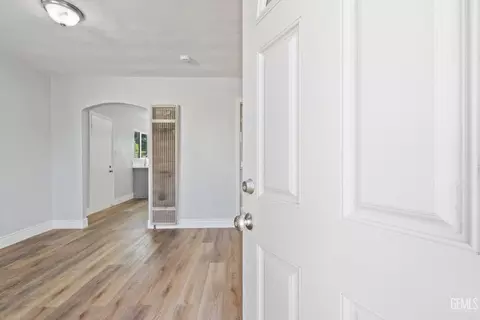 Entry Way - 19715 Guthrie Dr, Strathmore, CA 93267 photo 3 of 9