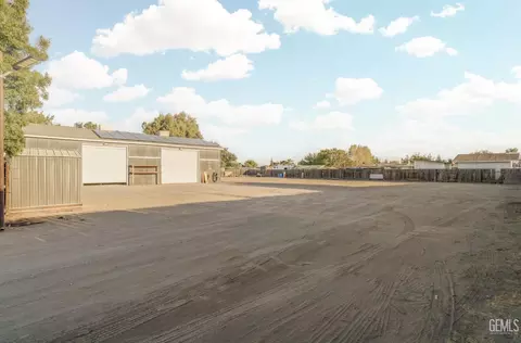 Exterior - 28109 Chaparral Ave, Taft, CA 93268 photo 8 of 17