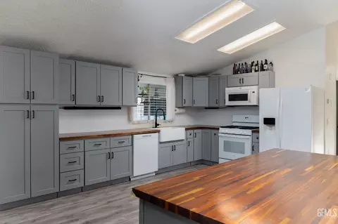 Kitchen - 28109 Chaparral Ave, Taft, CA 93268 photo 3 of 5