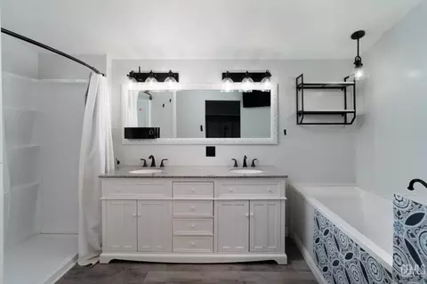 Bath - 28109 Chaparral Ave, Taft, CA 93268 photo 1 of 2