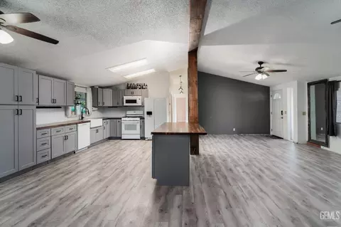 Kitchen - 28109 Chaparral Ave, Taft, CA 93268 photo 2 of 5