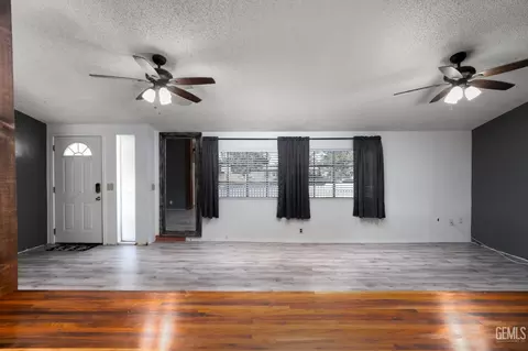 Living - 28109 Chaparral Ave, Taft, CA 93268 photo 2 of 5