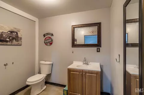 Bath - 28109 Chaparral Ave, Taft, CA 93268 photo 2 of 2