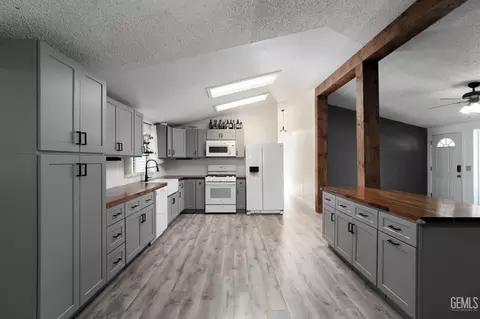 Kitchen - 28109 Chaparral Ave, Taft, CA 93268 photo 4 of 5