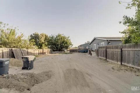 Exterior - 28109 Chaparral Ave, Taft, CA 93268 photo 16 of 17