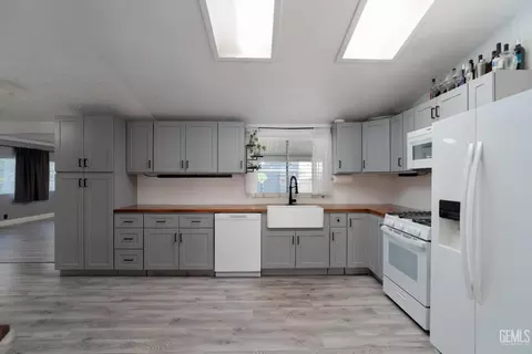 Kitchen - 28109 Chaparral Ave, Taft, CA 93268 photo 5 of 5