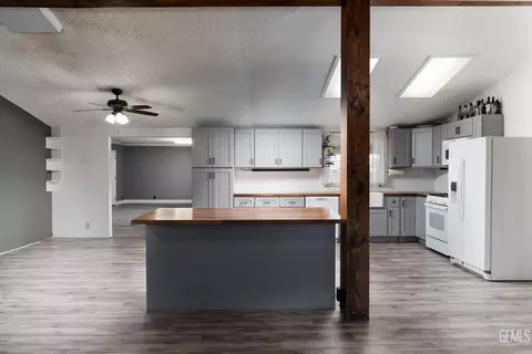 Kitchen - 28109 Chaparral Ave, Taft, CA 93268 photo 1 of 5