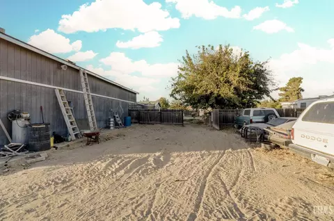Exterior - 28109 Chaparral Ave, Taft, CA 93268 photo 13 of 17