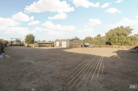 Exterior - 28109 Chaparral Ave, Taft, CA 93268 photo 10 of 17