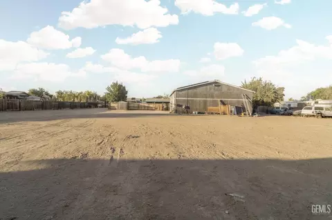 Exterior - 28109 Chaparral Ave, Taft, CA 93268 photo 11 of 17