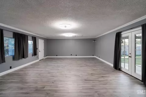 Living - 28109 Chaparral Ave, Taft, CA 93268 photo 4 of 5