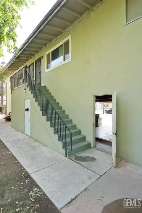 1102 Oleander Ave, Bakersfield, CA 93304