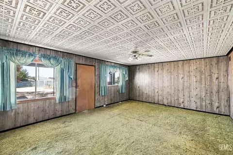 Living - 519 F St, Taft, CA 93268 photo 2 of 4