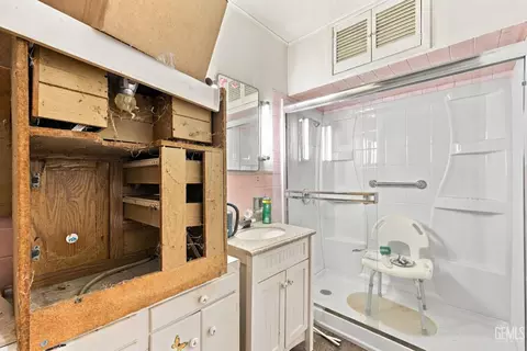 Bath - 519 F St, Taft, CA 93268 photo 1 of 2