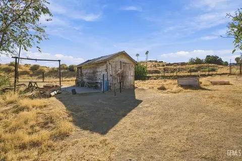 Exterior - 519 F St, Taft, CA 93268 photo 5 of 9