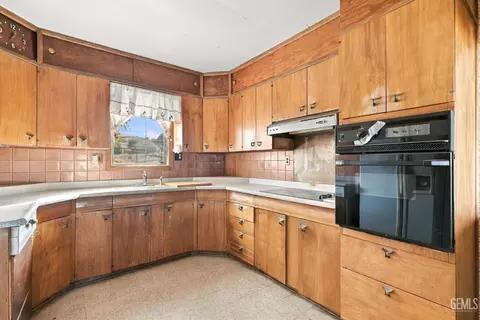 Kitchen - 519 F St, Taft, CA 93268 photo 3 of 7