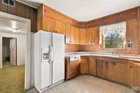 Kitchen - 519 F St, Taft, CA 93268 photo 4 of 7