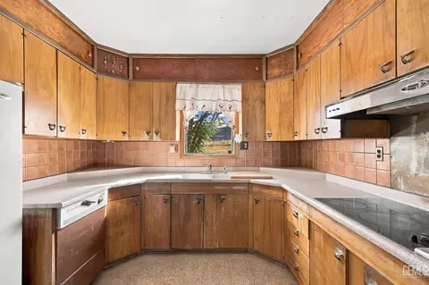 Kitchen - 519 F St, Taft, CA 93268 photo 5 of 7
