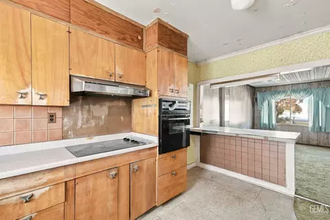 Kitchen - 519 F St, Taft, CA 93268 photo 6 of 7