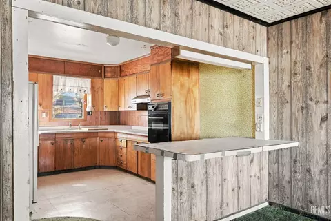 Kitchen - 519 F St, Taft, CA 93268 photo 1 of 7