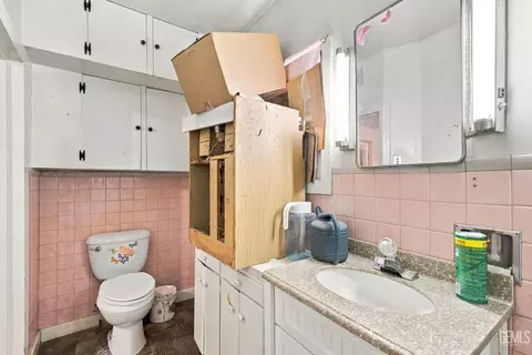 Bath - 519 F St, Taft, CA 93268 photo 2 of 2