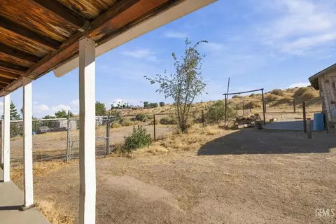 Exterior - 519 F St, Taft, CA 93268 photo 4 of 9